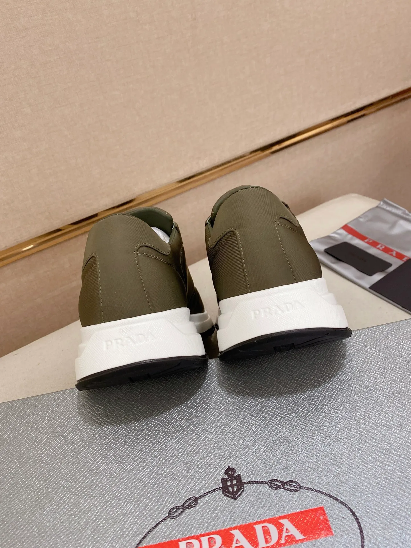 Factory price 540💰 ✔️✔️✔️High version High-quality new PRADA counters are on the market at the same time. The new men's shoes and 😘fabrics are selected from imported first-layer cowhide and are made by pure handcrafts. Lining: Full cowhide lining. 👍🏿 High-end ☄️ air-cushion molded anti-slip rubber outsole, exquisite lines, simple and elegant, comfortable and high-end for leisure travel. Code number: 38 to 44